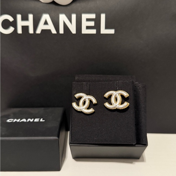 CHANEL PRARL & GOLD STUD EARRINGS PREOWNED - Picture 1 of 6